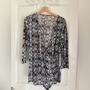 Jennifer Lopez Monochrome Patterned Top. Size 0x